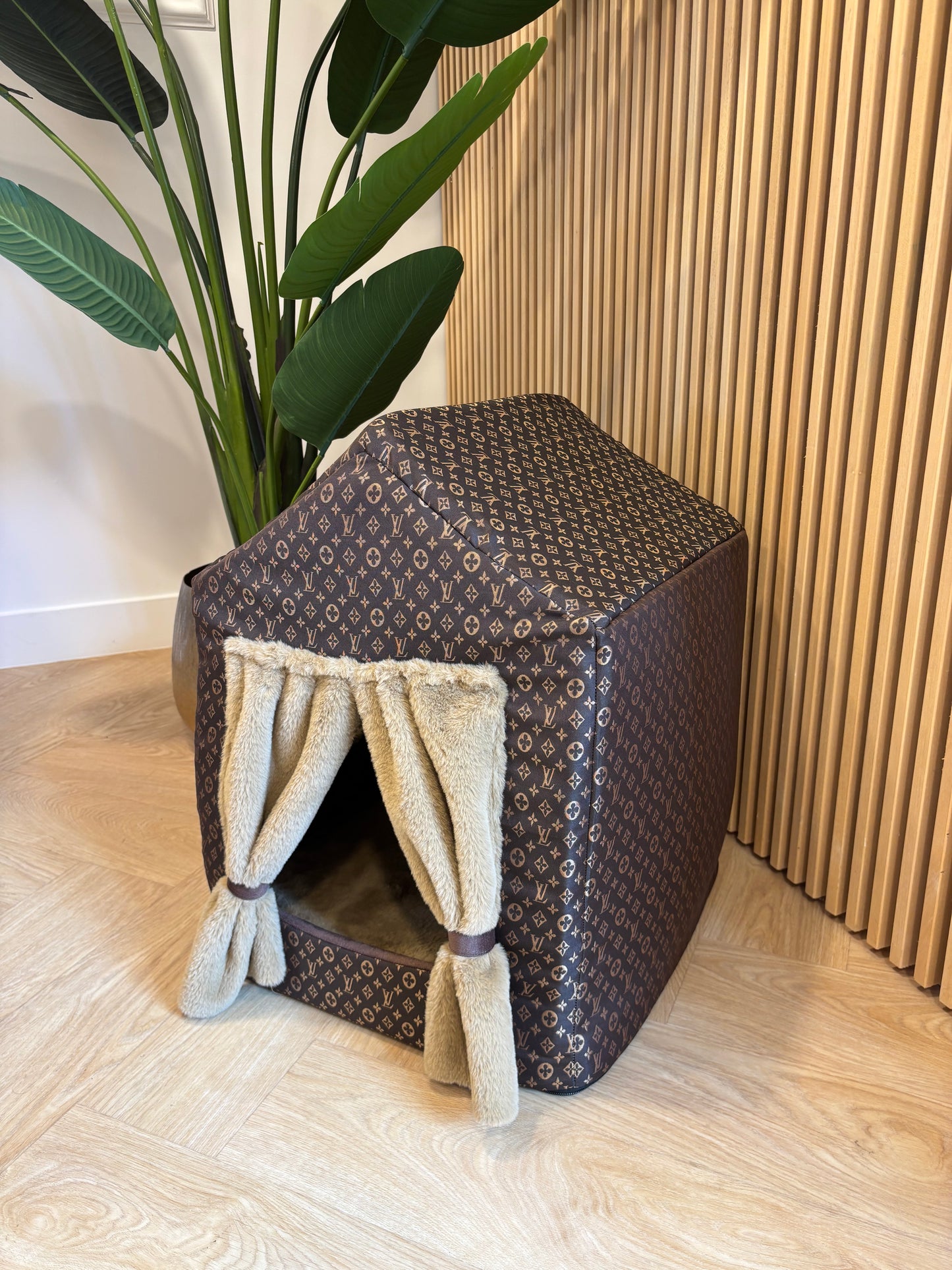 Luxe huisje - Bruin lv met gordijnen