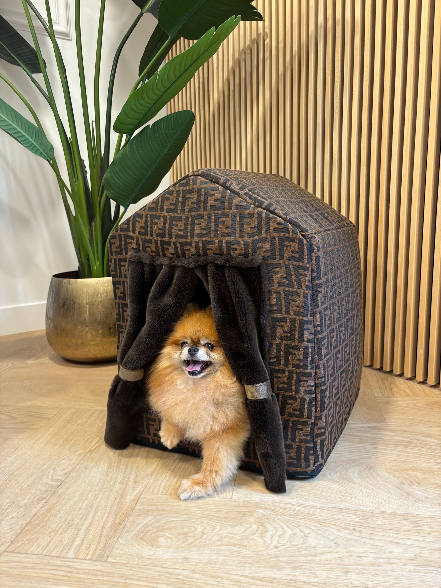 Luxe huisje - Bruin FF met gordijnen