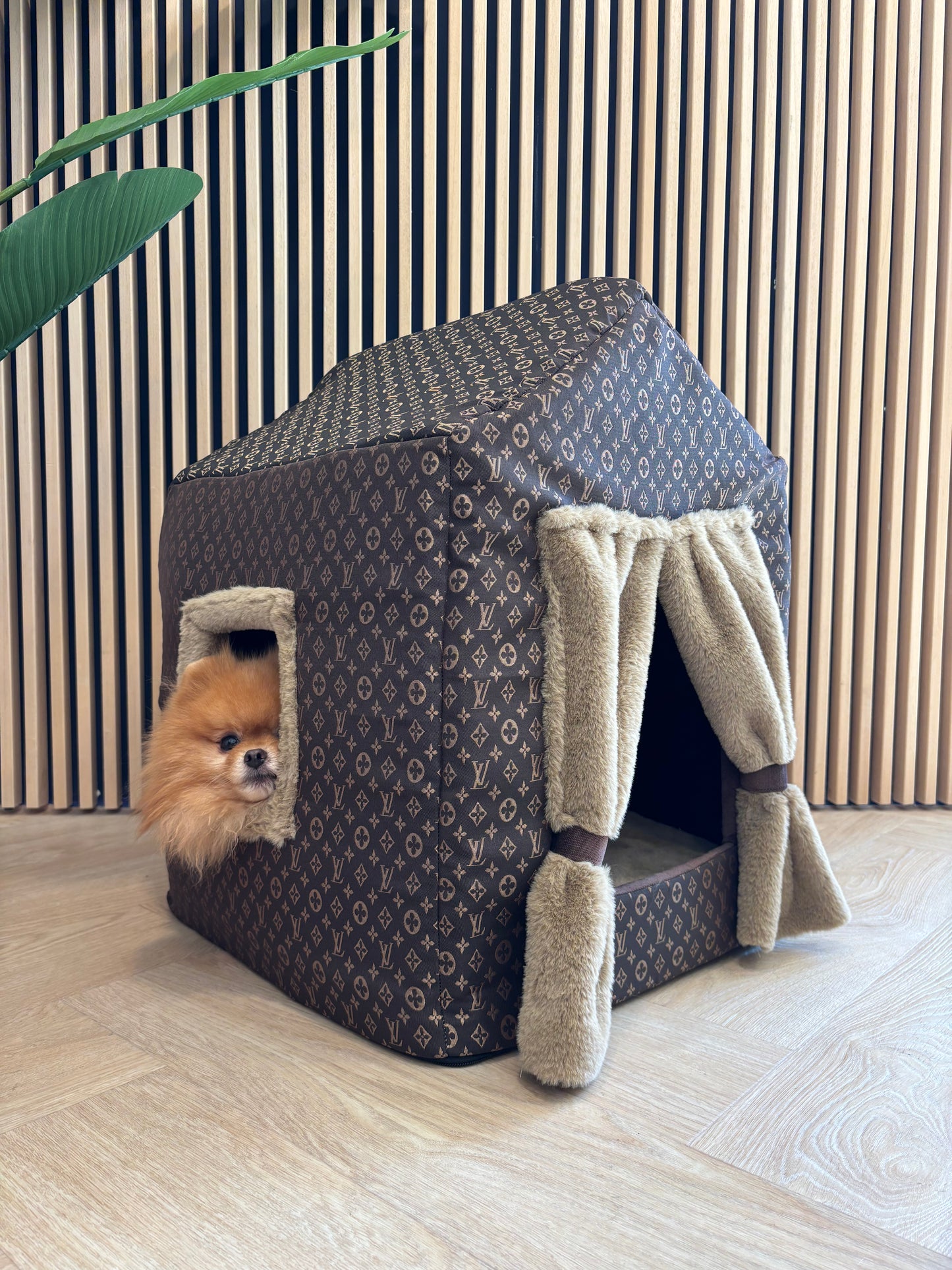 Luxe huisje - Bruin lv met gordijnen