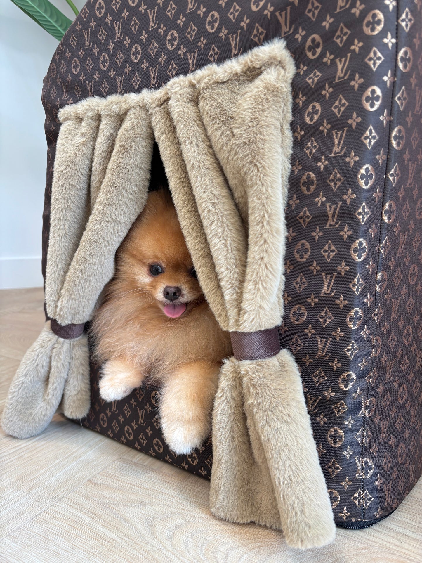 Luxe huisje - Bruin lv met gordijnen