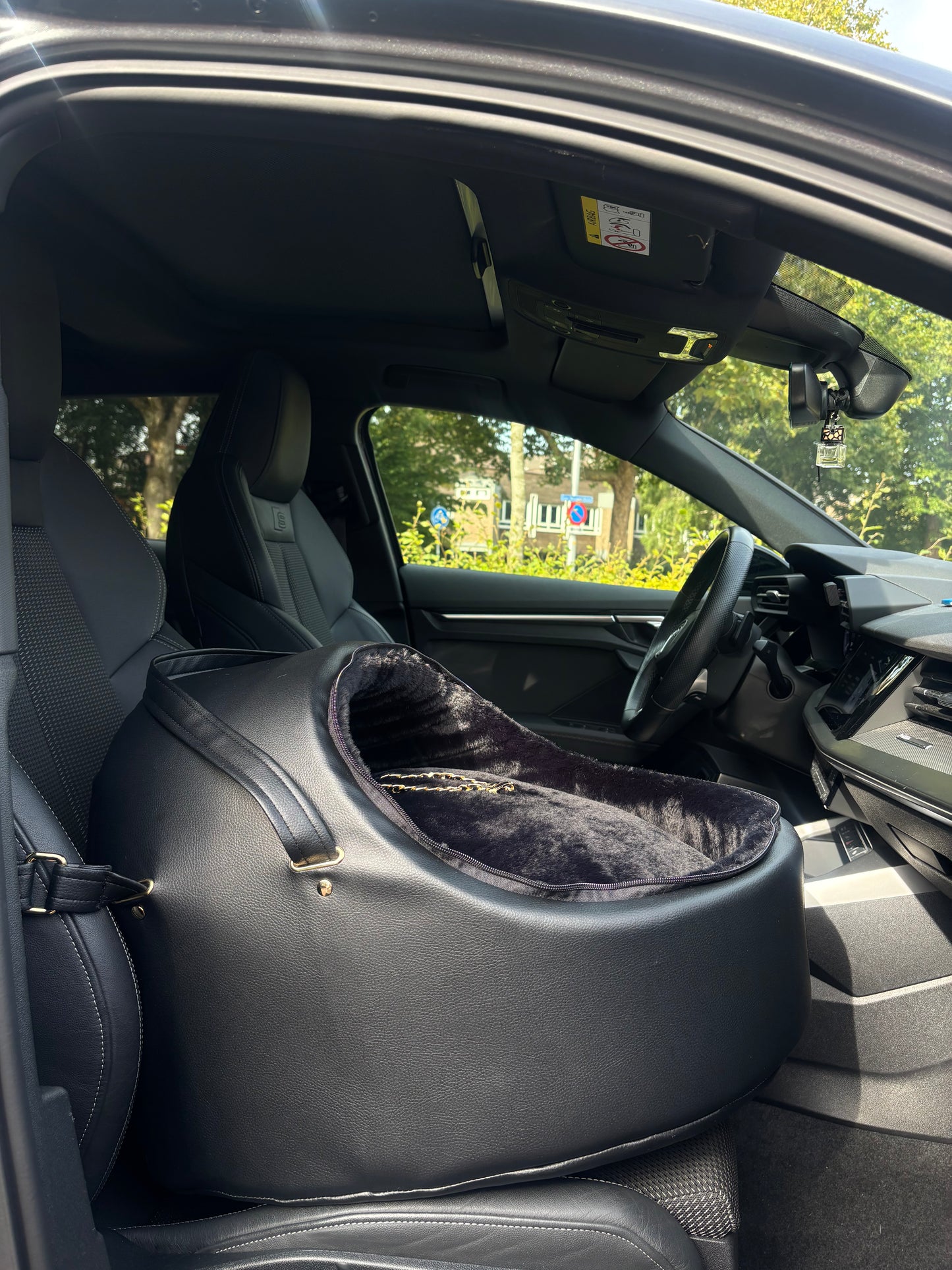 Eh Gia Car Seat Igloo Black