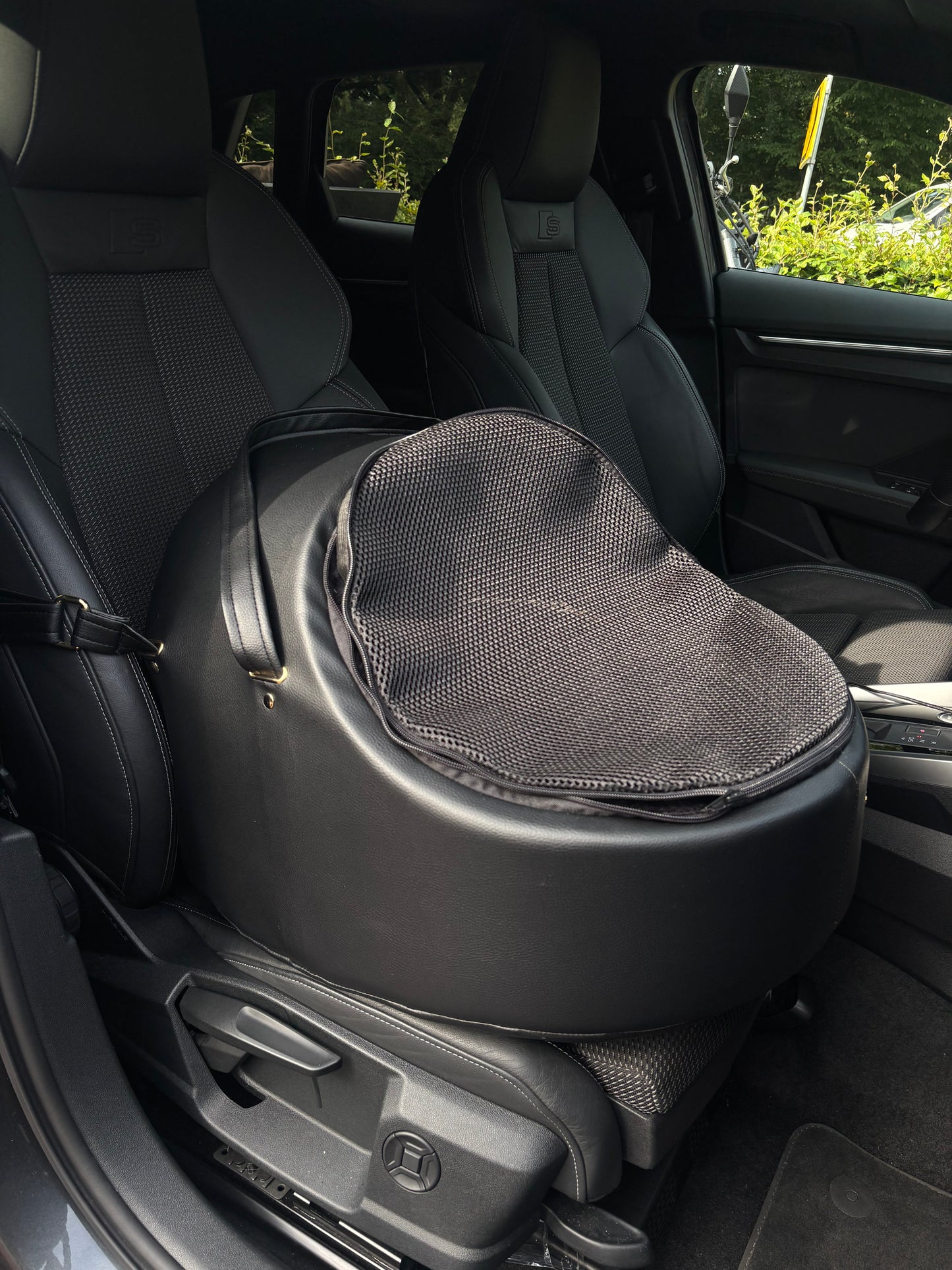 Eh Gia Car Seat Igloo Black