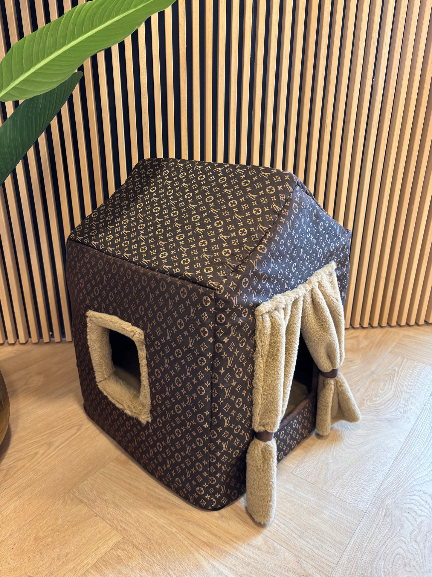 Luxe huisje - Bruin lv met gordijnen