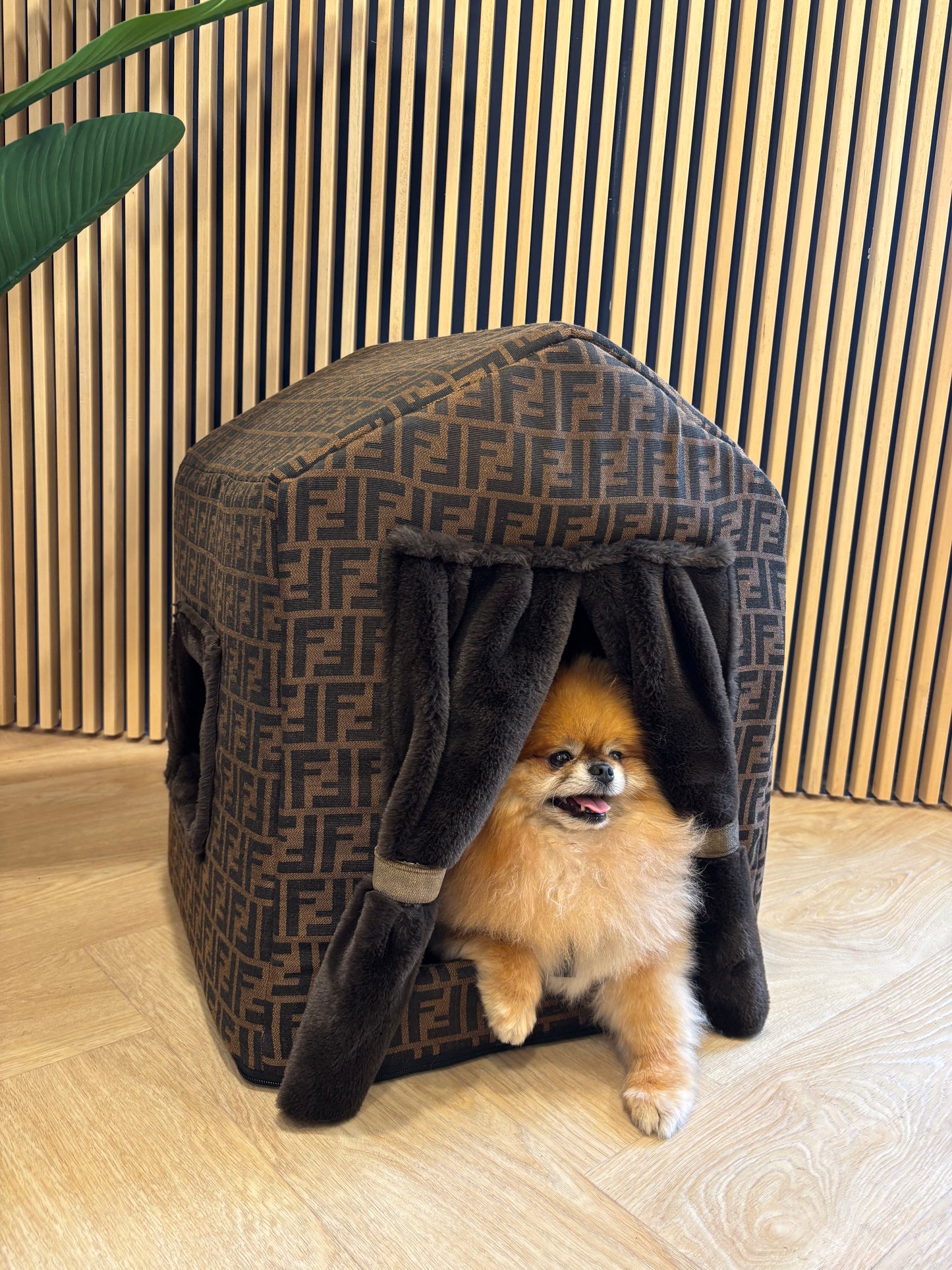 Luxe huisje - Bruin FF met gordijnen