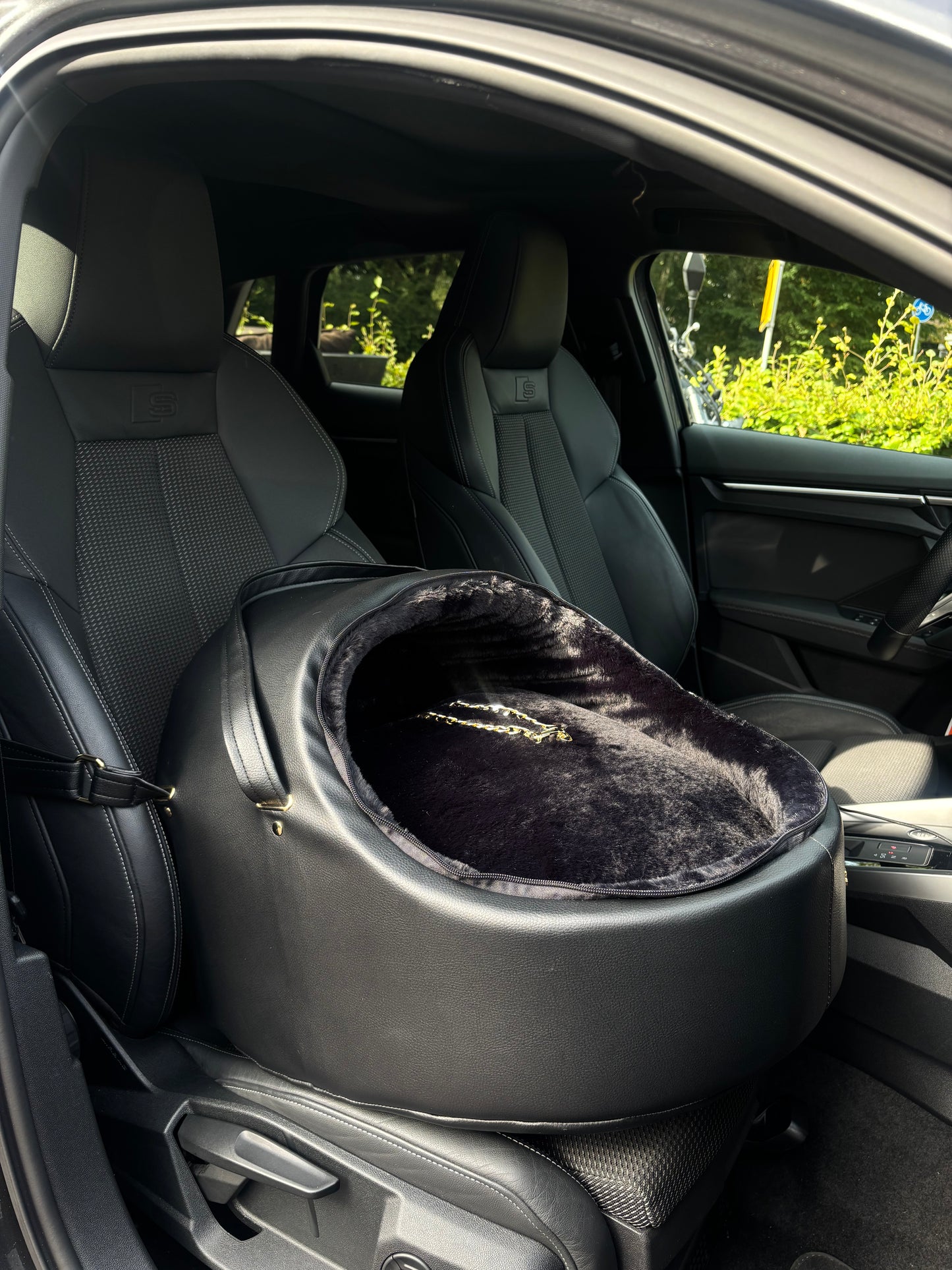 Eh Gia Car Seat Igloo Black