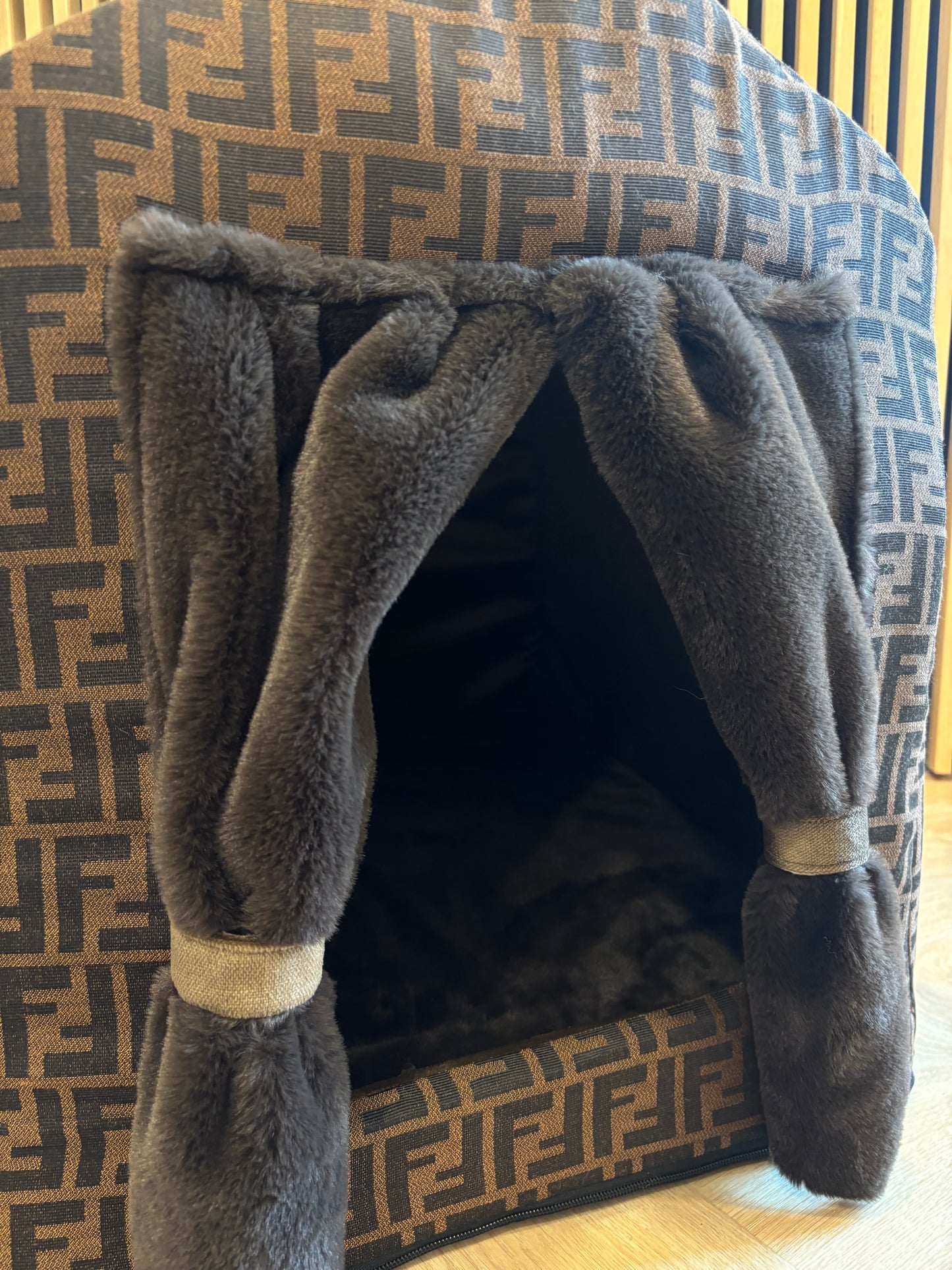 Luxe huisje - Bruin FF met gordijnen