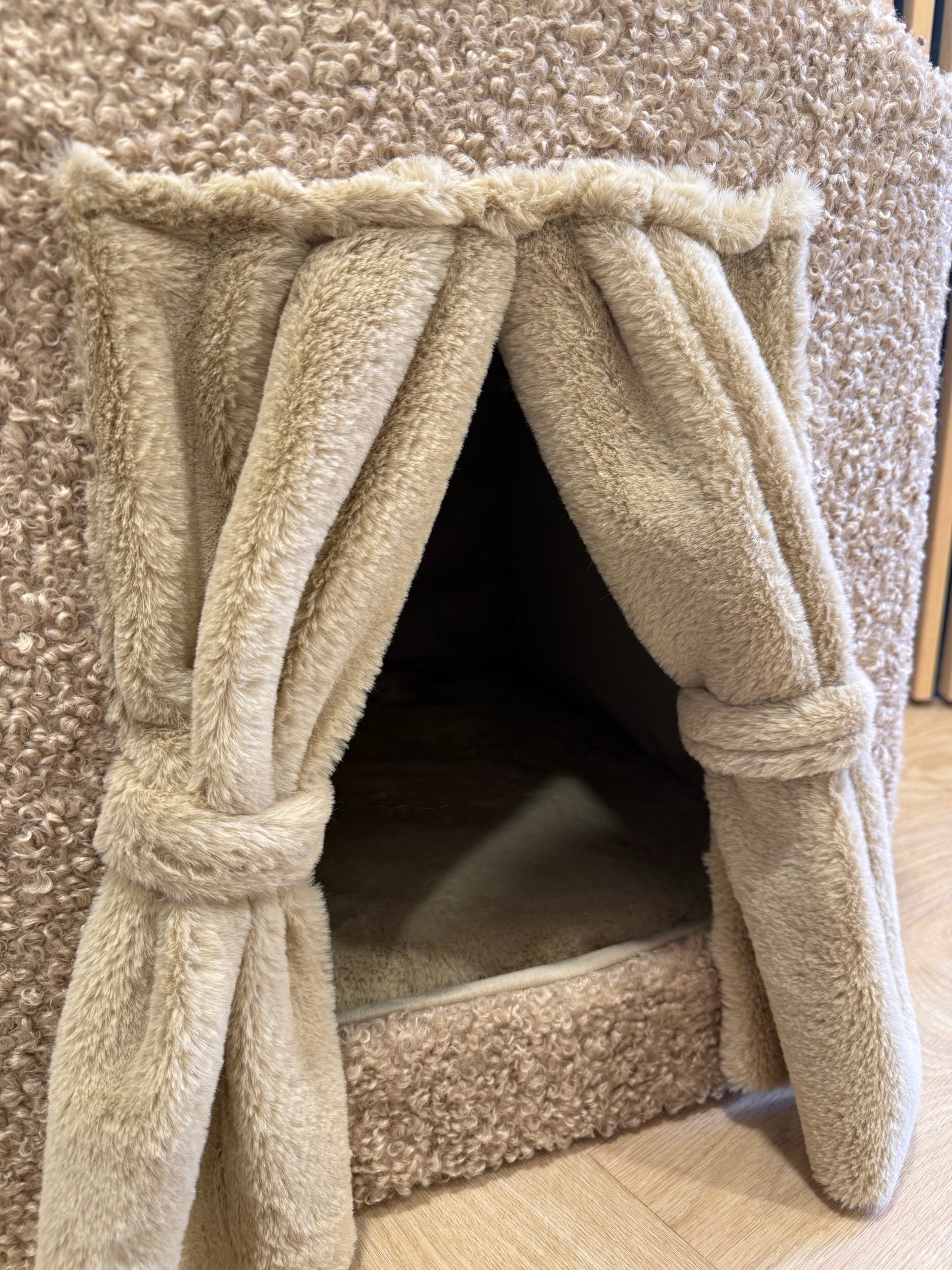 Luxe huisje met gordijnen - Curly teddy beige