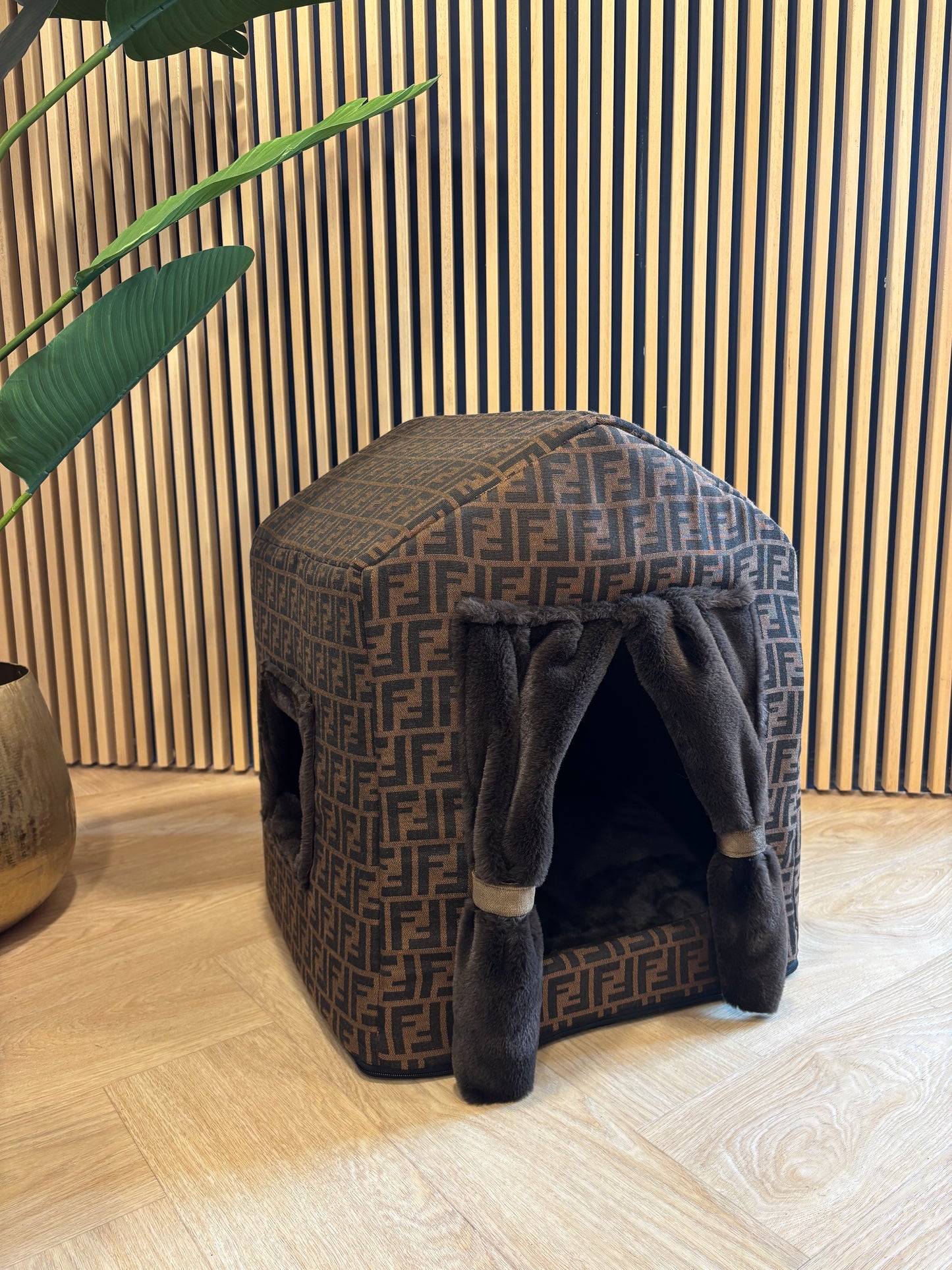 Luxe huisje - Bruin FF met gordijnen